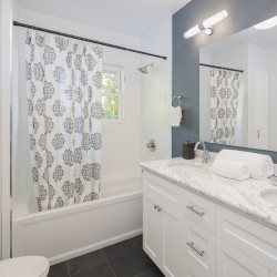 В малогабаритной ванной комнате, особенно в блоке, чаще используются замки   душевые кабины с поддоном   и ванны с функцией душа