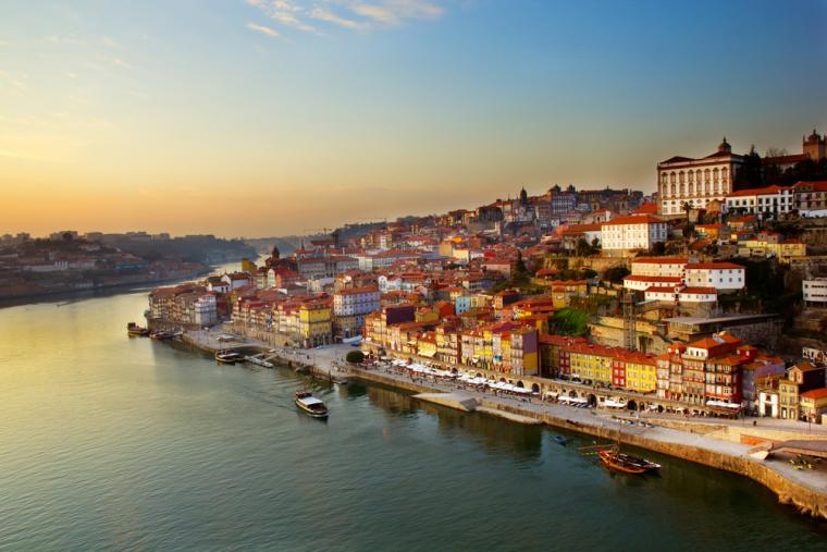 Если вы хотите отправиться в историческое путешествие во время вашего отпуска в Португалии в одном из домов отдыха, то красочный район Рибейра подарит вам такое впечатление