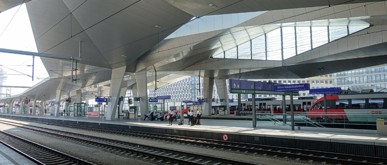 Лестница, видимая в крайнем правом углу, ведет к платформам 1 и 2 для   Westbahn поезда в Зальцбург   и в туалеты и метро